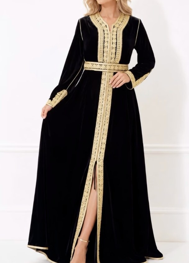 Caftan noir brodé de sfifa au fil d'or, signature Leila Moulati